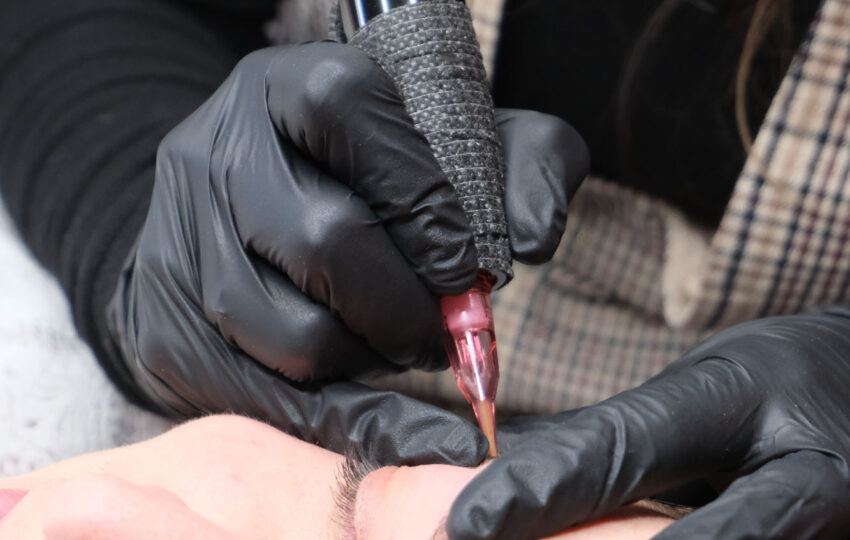 Maquillage permanent sourcils : microblading, shading